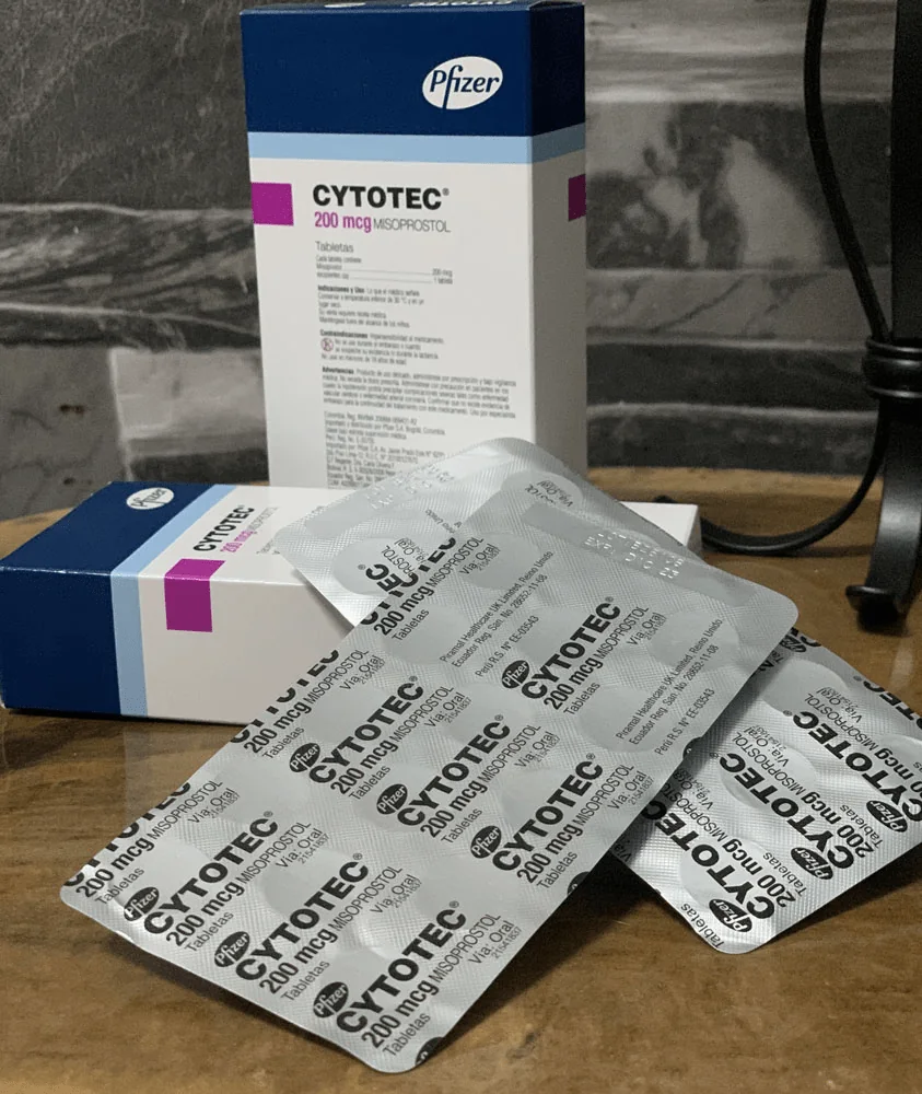 Embalagem e cartelas de Cytotec 200 mcg com misoprostol, imagem ilustrativa